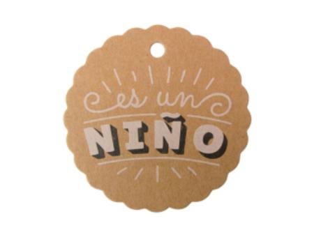 ETIQUETA CIRCULAR \\\"ES UN NIÑO\\\" 10P (6.5CM) NATURAL