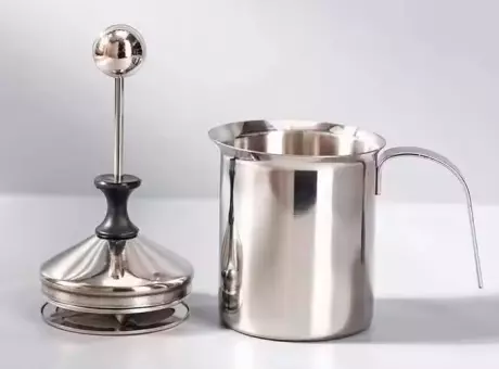 Imagen miniatura de ESPUMADOR DE LECHE MANUAL INOX 800 ML NPQ-800ML