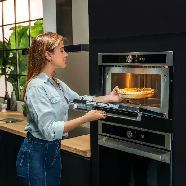 Imagen miniatura de MICROONDAS EMPOTRABLE ARISTON MD554IXA 31 LTS C/ GRILL DYNAMIC CRISP