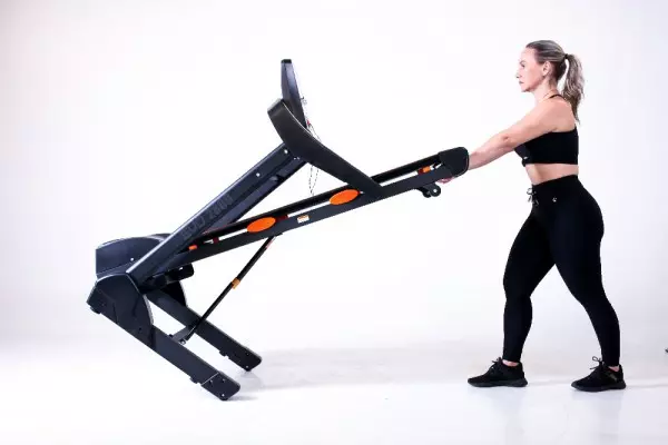 Imagen miniatura de CAMINADORA EVOLUTION EVO2800 24PROG 18KM/H 2.5HP HTA 130KG